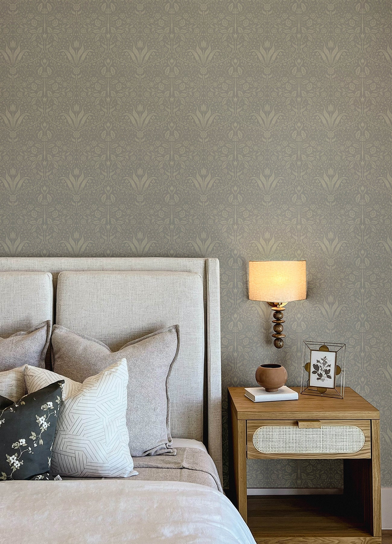 Mara Light Grey Tulip Ogee Wallpaper (Grey)